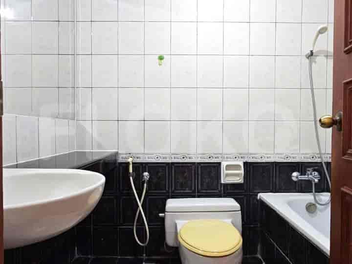 Tipe 3 Kamar Tidur di Lantai Menengah untuk disewakan di Simprug Indah - fsid03 4