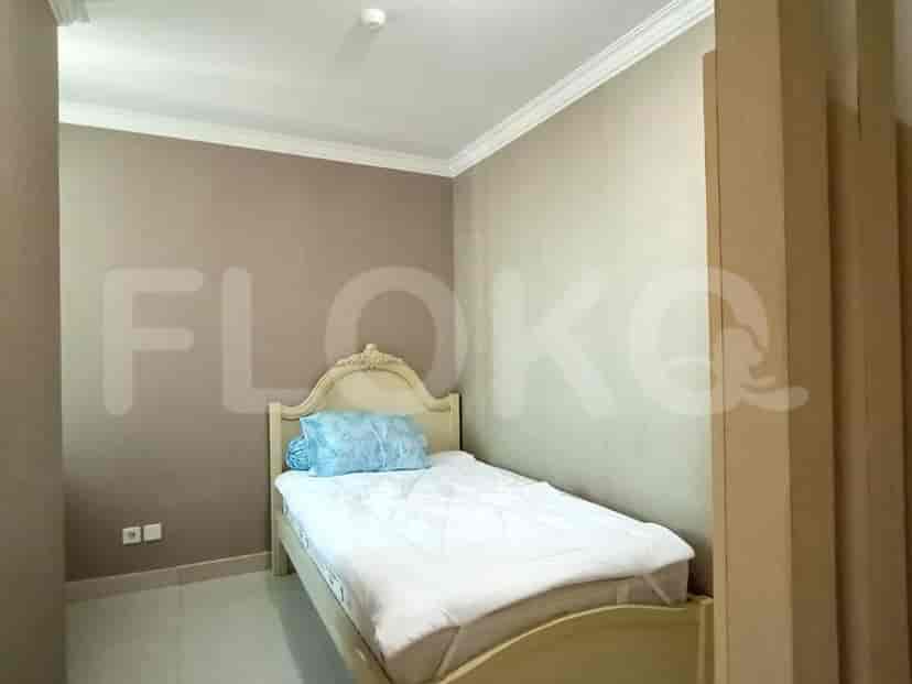 A small bedroom with a single bed.