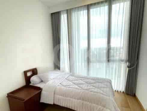 Kamar tidur kedua dengan tempat tidur single dengan gorden dan meja samping tempat tidur.