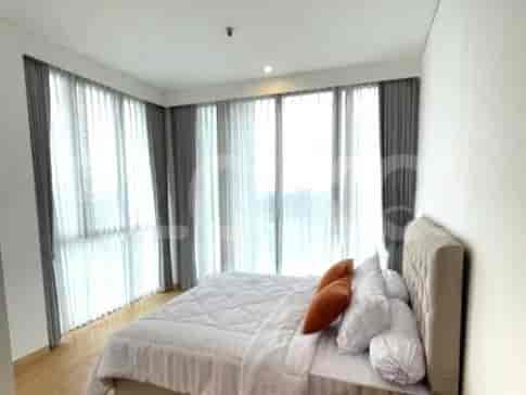 Kamar tidur yang nyaman dengan tempat tidur dengan bantal dan bantal, dengan jendela besar dan gorden.
