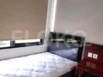 Kamar tidur yang lebih kecil dengan tempat tidur single dan jendela.