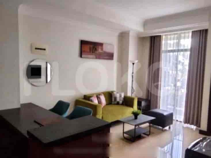 Ruang tamu modern dengan sofa hijau, meja makan dengan kursi, dan jendela dengan gorden.
