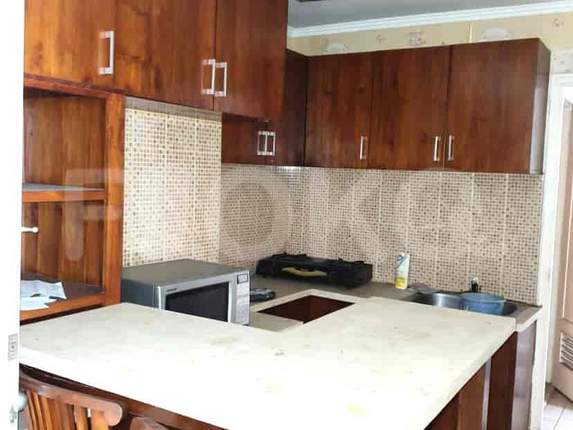 Dapur dengan lemari dan peralatan.