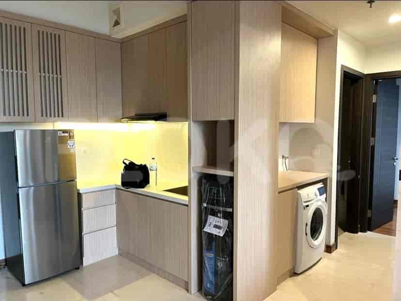Dapur modern dengan lemari kayu dan peralatan stainless steel.