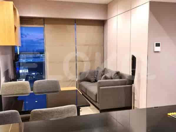 Ruang tamu modern dengan sofa abu-abu, area makan, dan pemandangan.