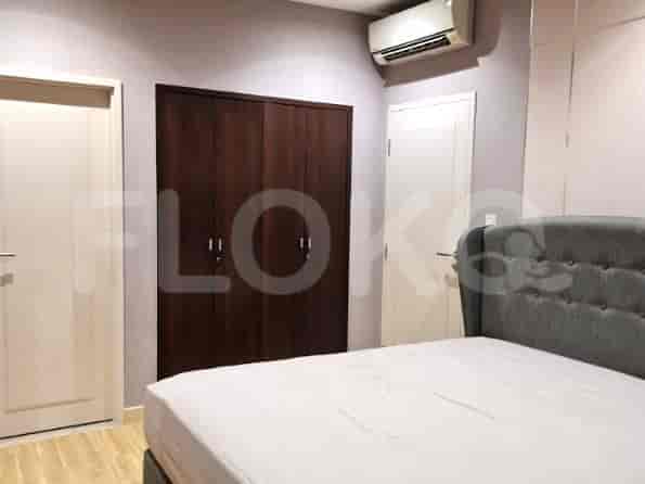 Kamar tidur dengan tempat tidur ganda, lemari pakaian, dan AC.