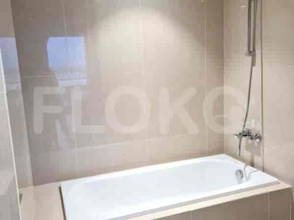 Kamar mandi dengan bak mandi dan dinding berubin.