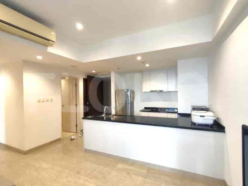 Dapur modern dengan lemari putih, peralatan stainless steel, dan meja sarapan.