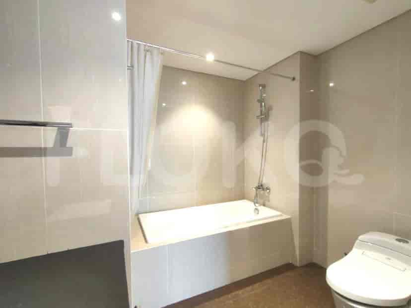 Kamar mandi luas dengan bathtub, shower, dan desain modern.