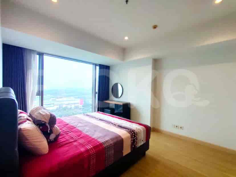 Kamar tidur menampilkan tempat tidur ukuran queen, jendela besar, dan desain modern.
