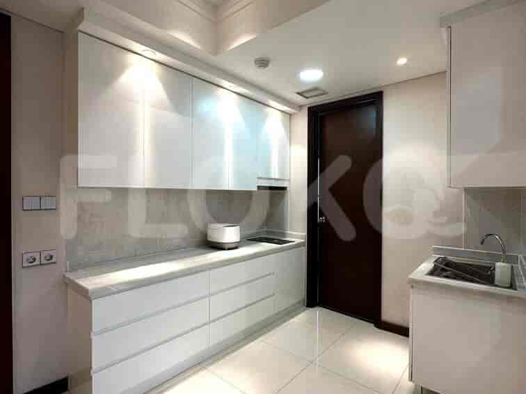 Dapur modern dengan lemari dan peralatan putih.