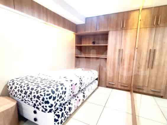 Kamar tidur dengan lemari pakaian built-in dan tempat tidur single.