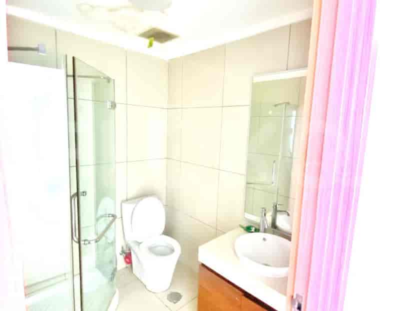 Kamar mandi dengan toilet, wastafel, dan pancuran.