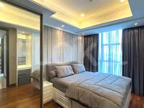 Kamar tidur elegan dengan tempat tidur besar, panel dinding bergaya, dan kamar mandi dalam.