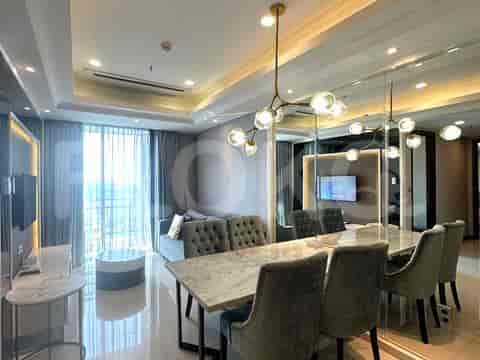 Area makan dan ruang tamu mewah dengan dekorasi modern dan pemandangan kota.