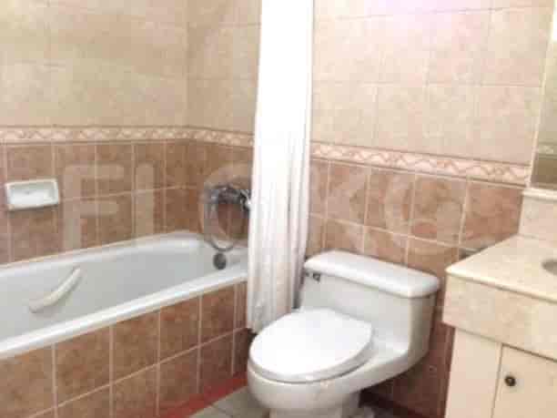 Bathroom with a bathtub and a toilet.
