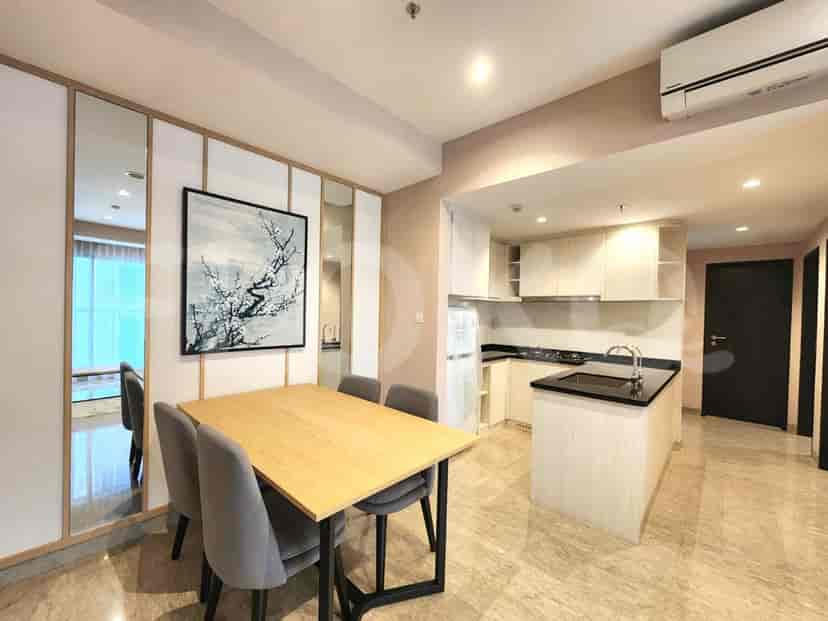 Area makan dan dapur gabungan dengan meja, kursi, dan peralatan dapur.