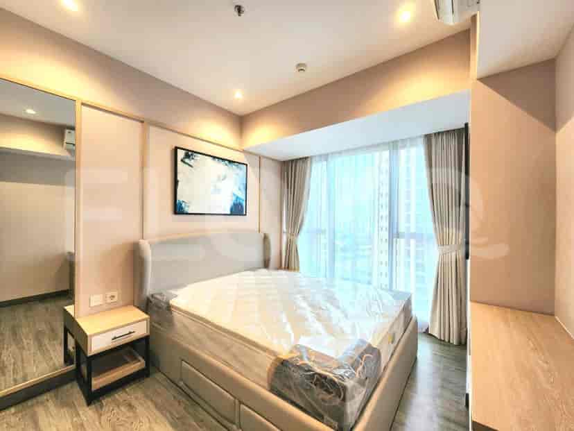 Kamar tidur yang nyaman dengan tempat tidur, meja samping tempat tidur, dan jendela besar.