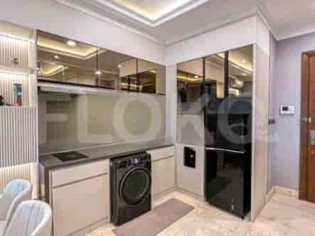 Dapur modern dengan peralatan built-in, termasuk mesin cuci dan kulkas.