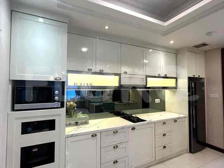 Dapur modern dengan peralatan dan lemari.