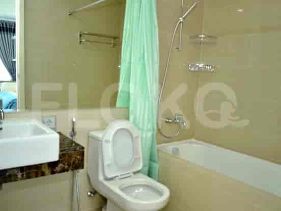 Kamar mandi dengan toilet, shower, dan bathtub.