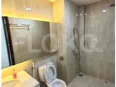 Kamar mandi modern dengan toilet dan wastafel.