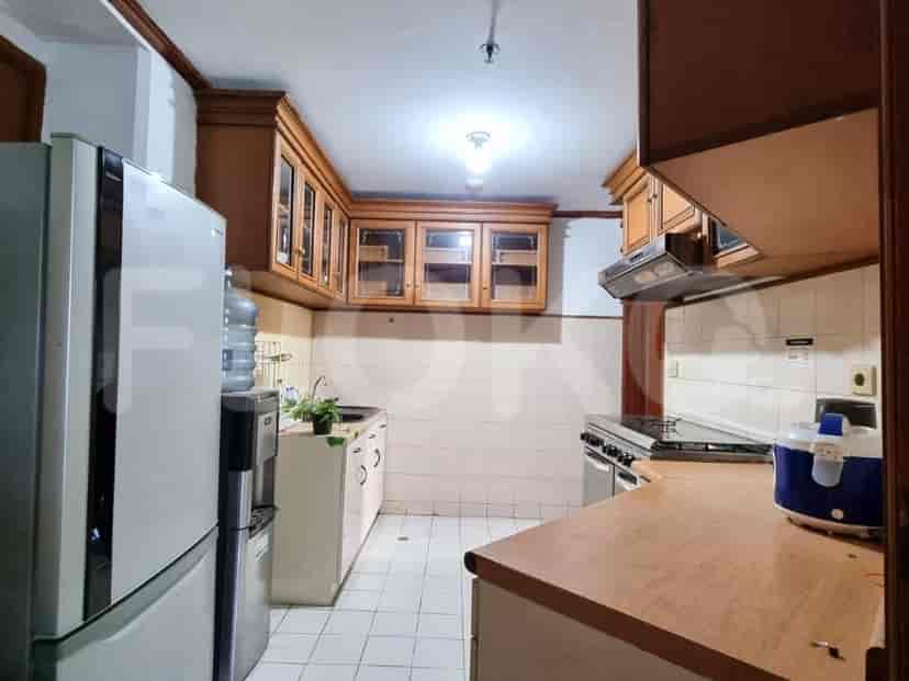 Dapur yang berfungsi dengan lemari, lemari es, dan kompor gas.