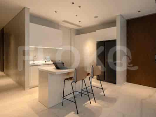 Dapur modern dengan lemari putih dan meja sarapan.