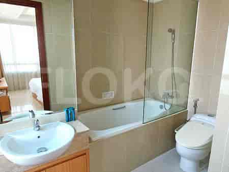 A modern bathroom with a bathtub, a sink, and a toilet.