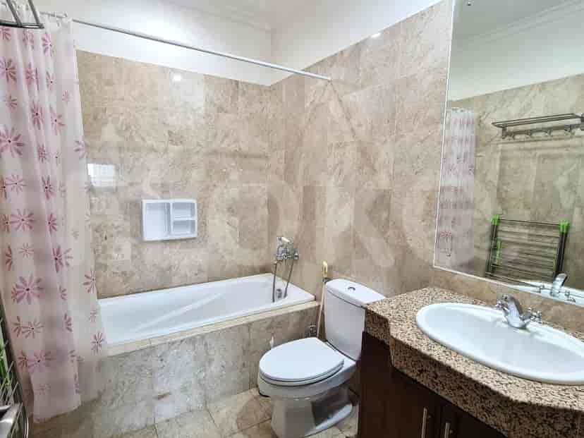 Bathroom with a bathtub and a sink.