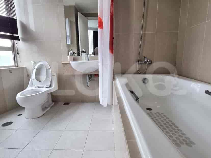 A modern bathroom with a bathtub and a toilet.