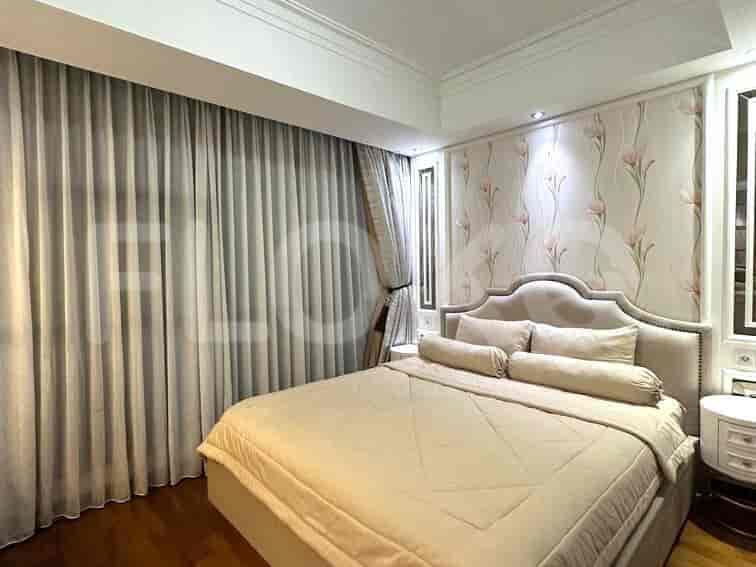 Kamar tidur yang nyaman dengan tempat tidur, gorden tipis, dan wallpaper bunga.