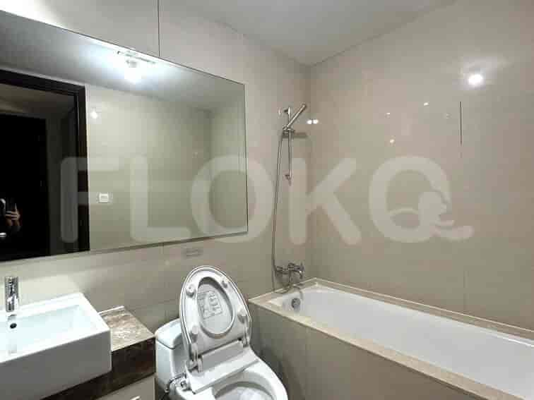 Kamar mandi yang menampilkan bak mandi, cermin besar, dan toilet.
