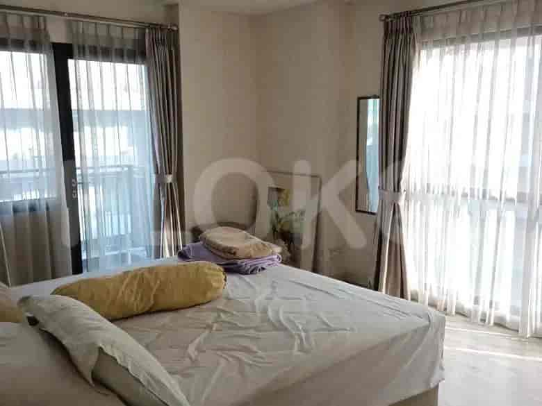 Kamar tidur dengan tempat tidur, jendela, dan gorden.