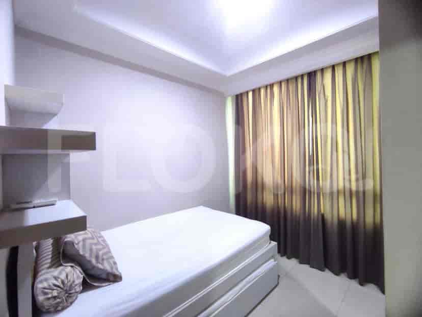 A second bedroom with a single bed.