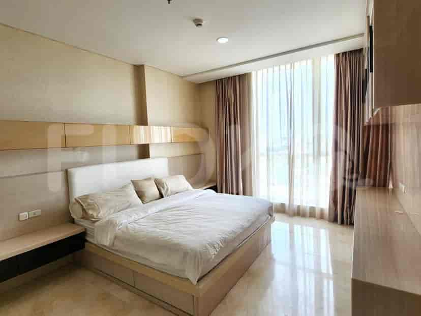 Kamar tidur mewah dengan tempat tidur ukuran king, jendela besar, dan skema warna netral.