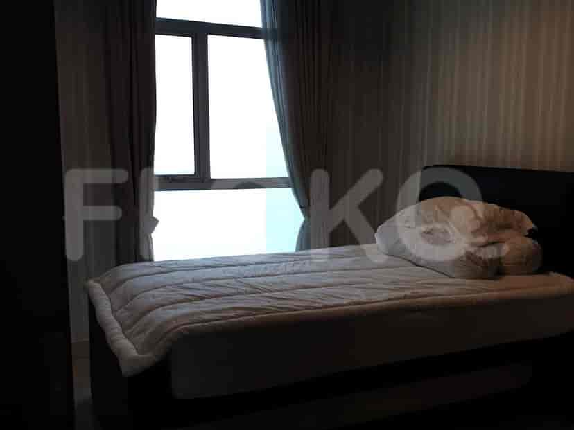 Kamar tidur yang nyaman dengan tempat tidur dan gorden.