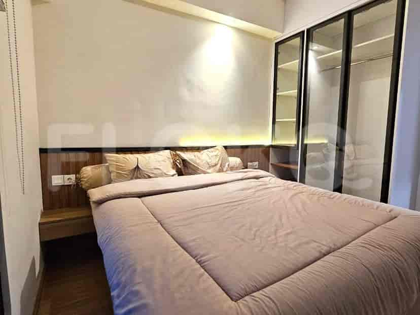 Kamar tidur yang nyaman dengan tempat tidur, lemari pakaian, dan pencahayaan hangat.