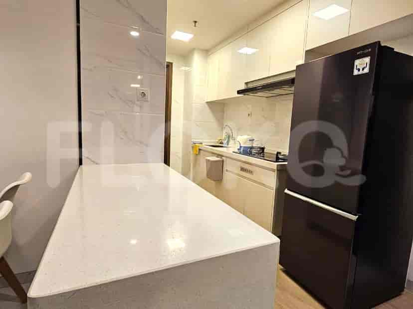 Dapur lengkap dengan peralatan modern dan meja sarapan.