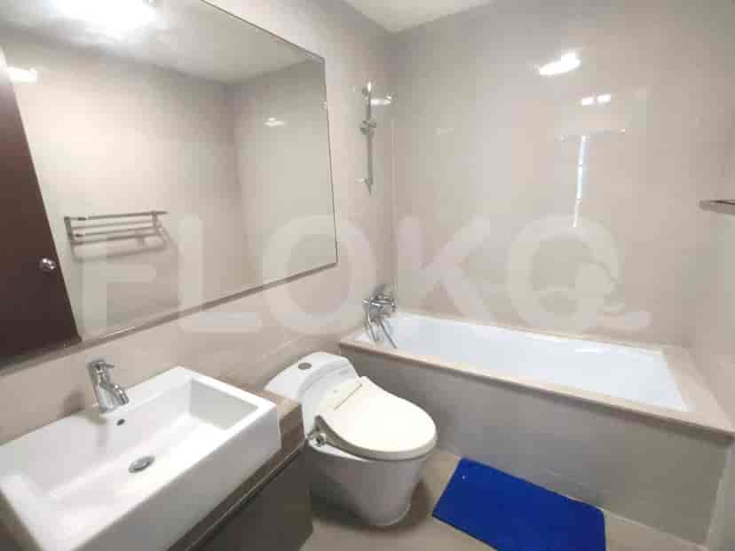 Kamar mandi dengan bak mandi, wastafel, dan cermin.