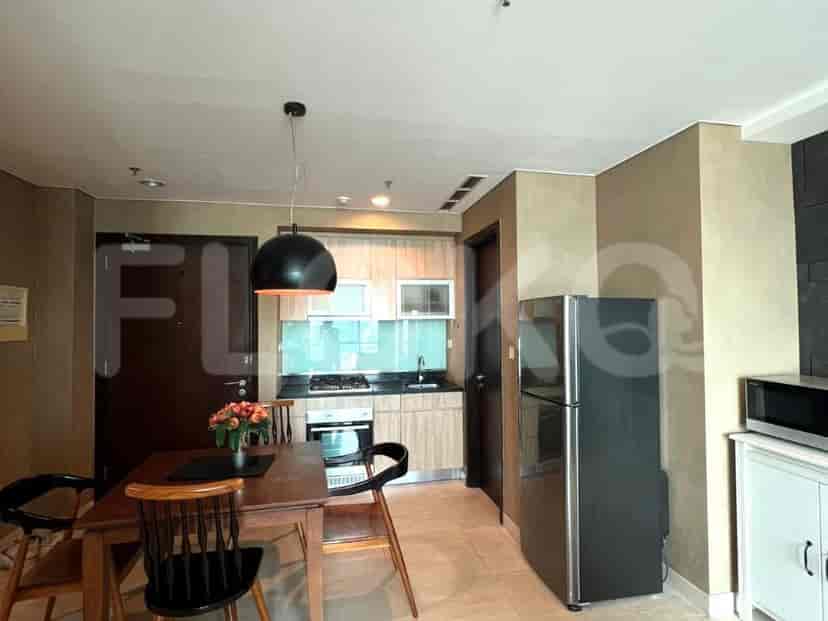 Dapur dan area makan dengan meja kayu dan peralatan modern.