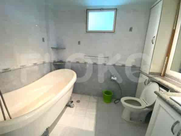 Kamar mandi yang menampilkan bak mandi dan toilet.