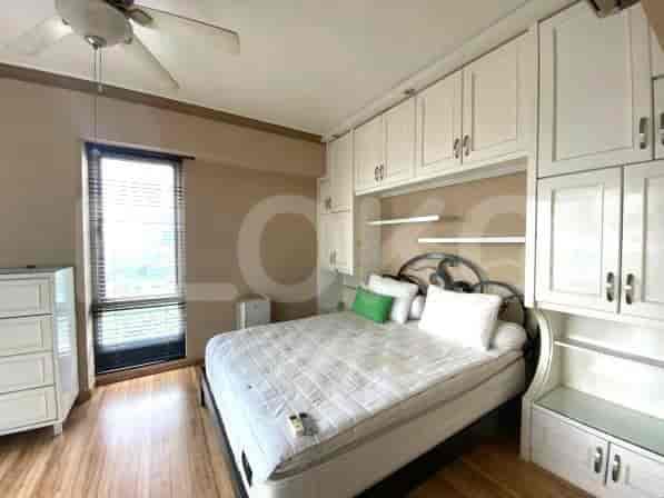 Kamar tidur dengan tempat tidur, lemari built-in, dan jendela.