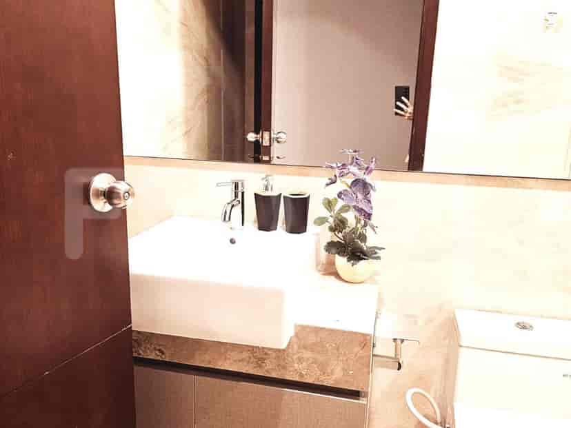 Kamar mandi modern dengan wastafel dan cermin.
