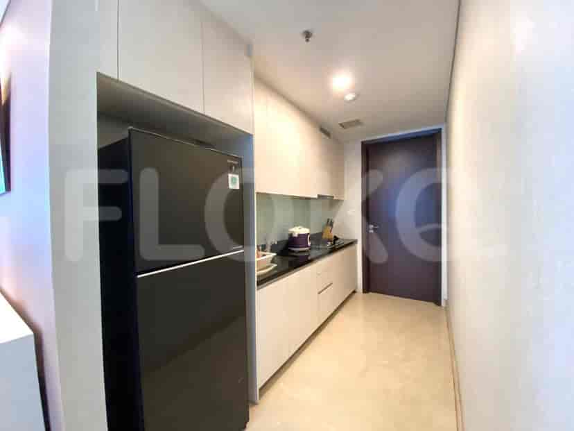 Dapur dengan lemari es, kabinet, dan peralatan.