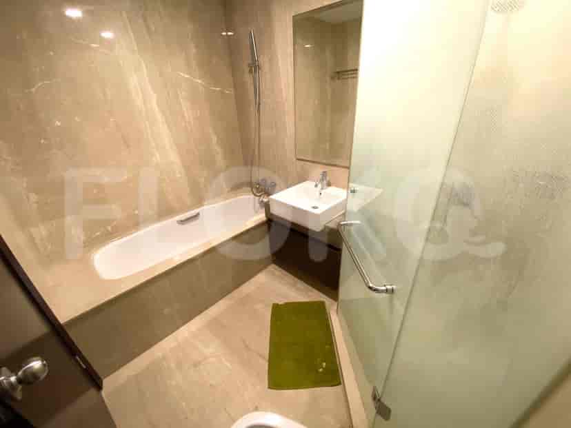 Kamar mandi dengan bak mandi, wastafel, dan shower.