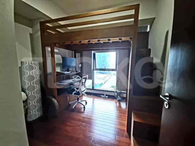 Kantor rumah yang ringkas dengan tempat tidur loteng, meja, dan pemandangan jendela.