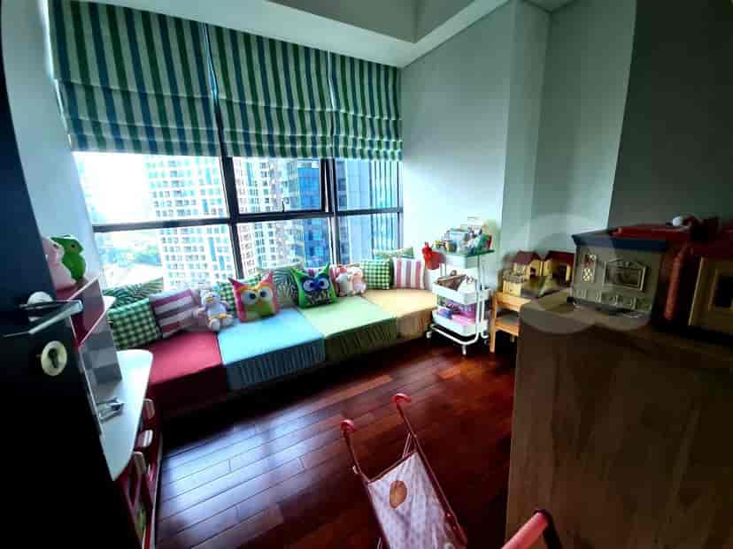 Area bermain anak-anak yang ceria dengan tempat duduk di dekat jendela.