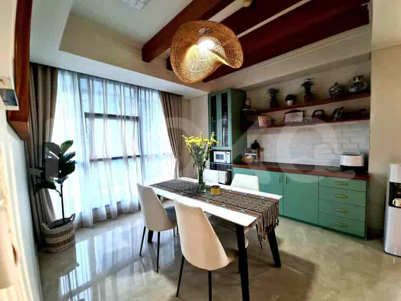 Ruang makan dengan desain modern dan meja yang terang.