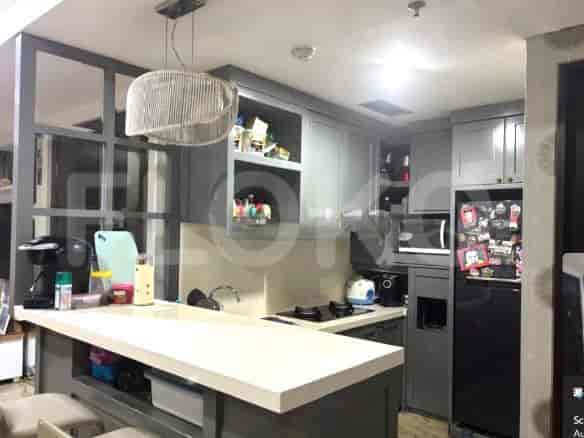 Dapur modern dengan lemari, meja sarapan, dan peralatan stainless steel.